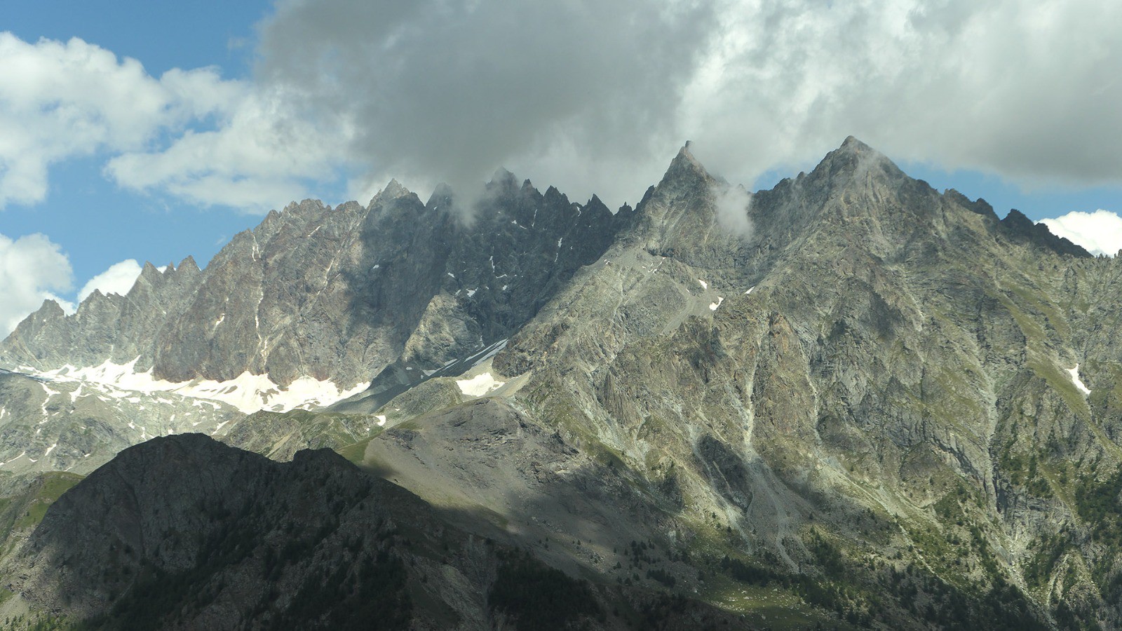 #13 Vue sur les hautes crêtes découpées à l Vue sur les hautes crêtes découpées à l'est qui courent du Becca de Faudery au Mont Berrio.