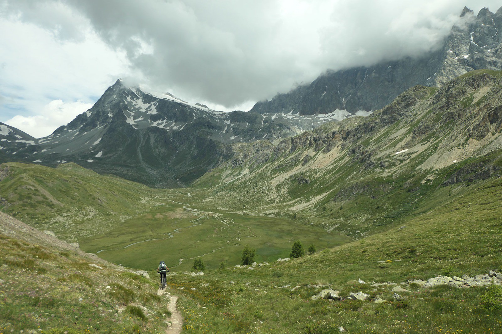 Descente du lac Cornet. Au fond à gauche, le mont Gelé