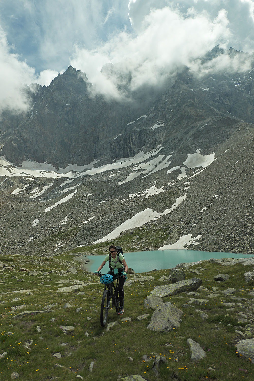 #1 A la pédale au-dessus du lac de la Baseja A la pédale au-dessus du lac de la Baseja