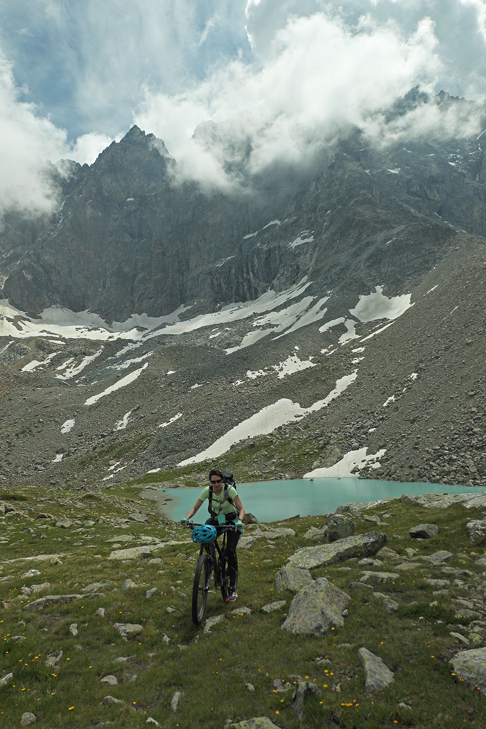 A la pédale au-dessus du lac de la Baseja