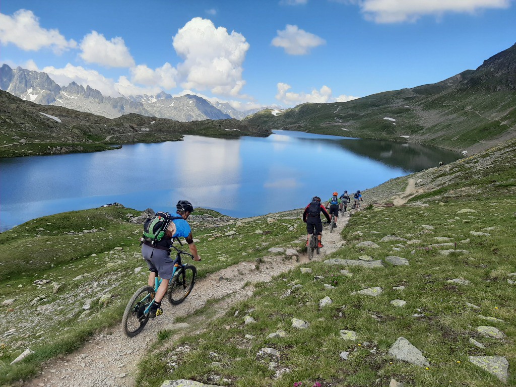 A la queue leu leu le long du lac bramant