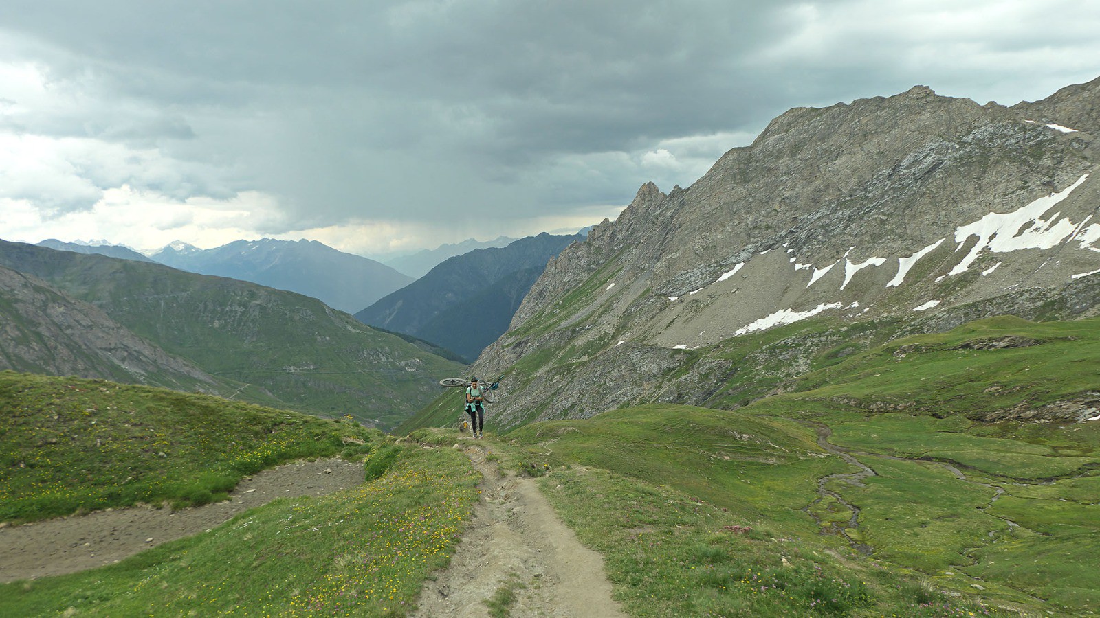 Le temps se gâte... va-t-on prendre la pluie prévue pour 17 heures au col de Malatra ?