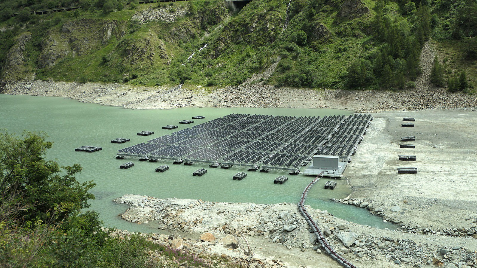 Centrale photovoltaïque sur la retenue hydroélectrique de Thoules. Tant qu'à produire de l'énergie, autant y aller plein pot !