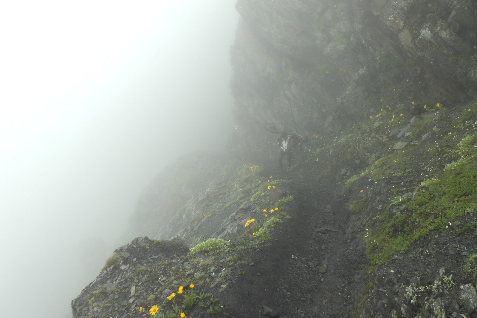 ça a l'air un peu gazeux versant ouest du col du Bastillon