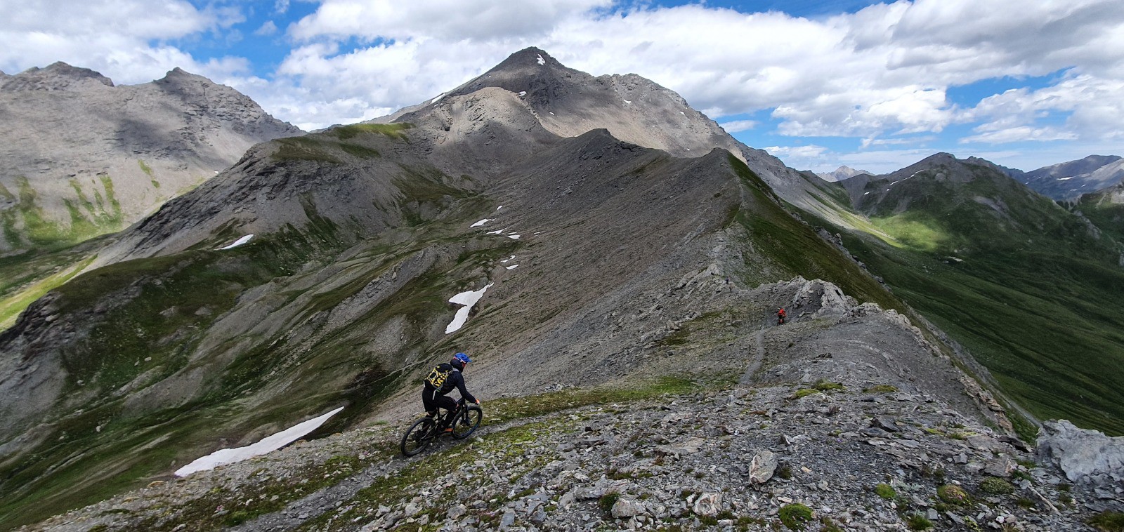 Beau single qui descend de Rasis au col des Thures