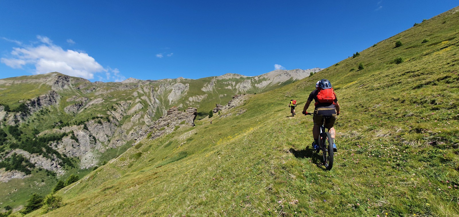 Montée bucolique par les anciens canaux de la Montagne de Malrif