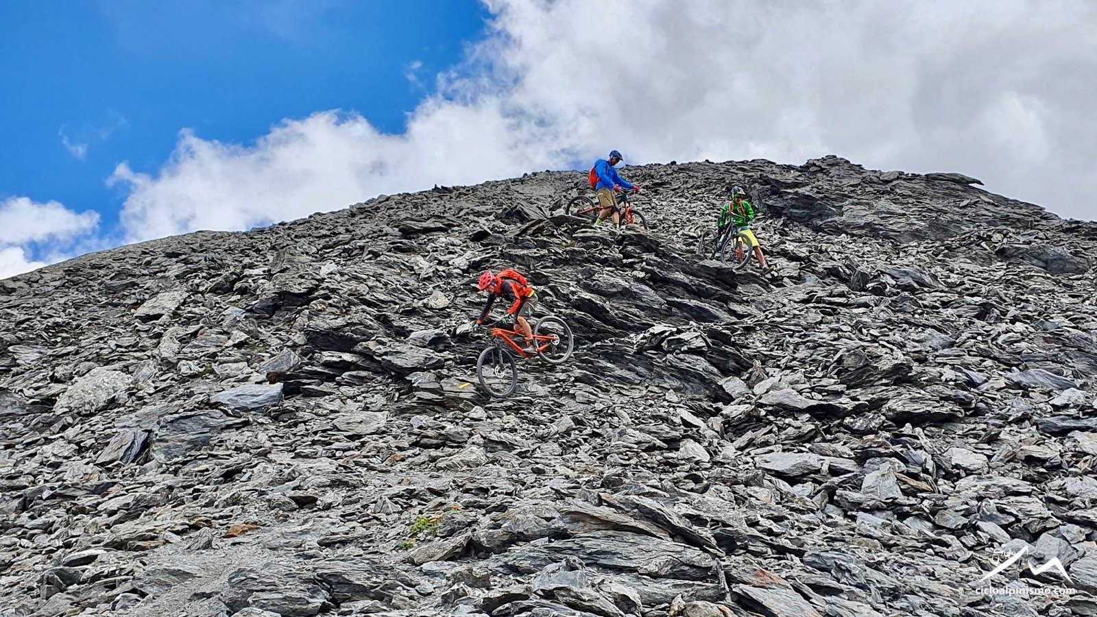 Bobo à la sortie d'un pas du passage le plus compliqué (T5) entre le sommet et le colle della Ramière