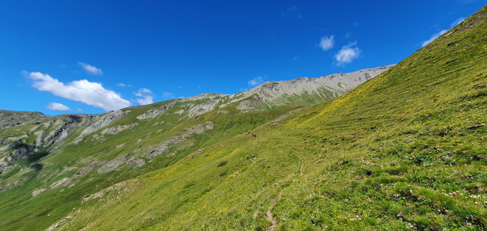 Montée bucolique par les anciens canaux de la Montagne de Malrif