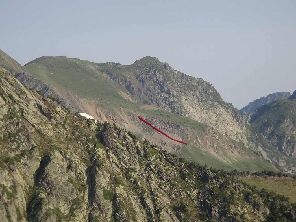 En gros la trace de descente vers la ravine
