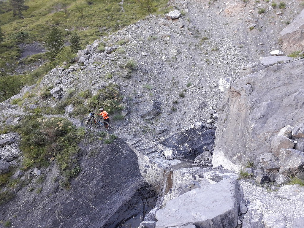 Passage rénové dans la montée à Trente Souches