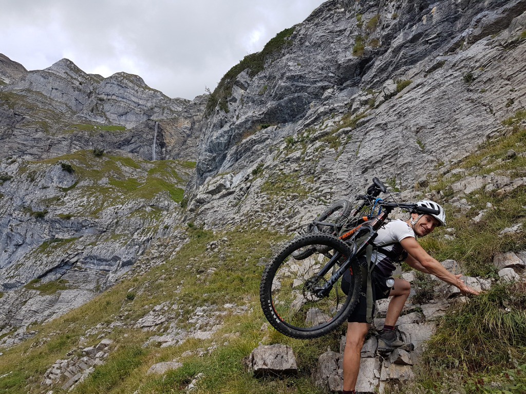 Chargement du VTT sur le sac militaire F1.