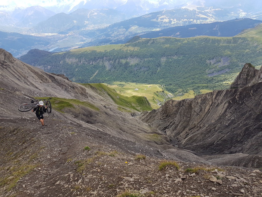 Portage dans une pente raide, mais courte.