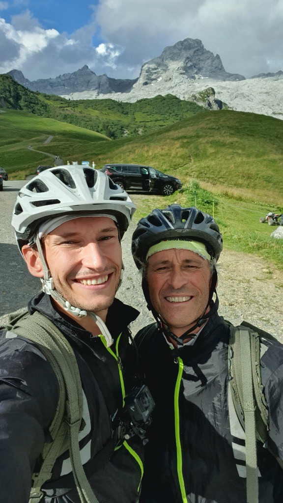 Pause au bar du Col des Annes, vue sur la Pointe Percée.