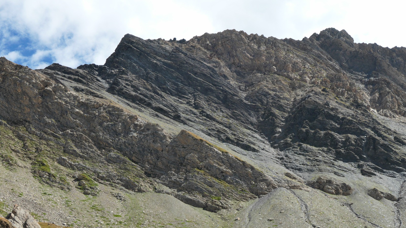La descente du col de la Youlaz versant ouest se fait en écharpe, entre les barres rocheuses sommitale et celle du bas 