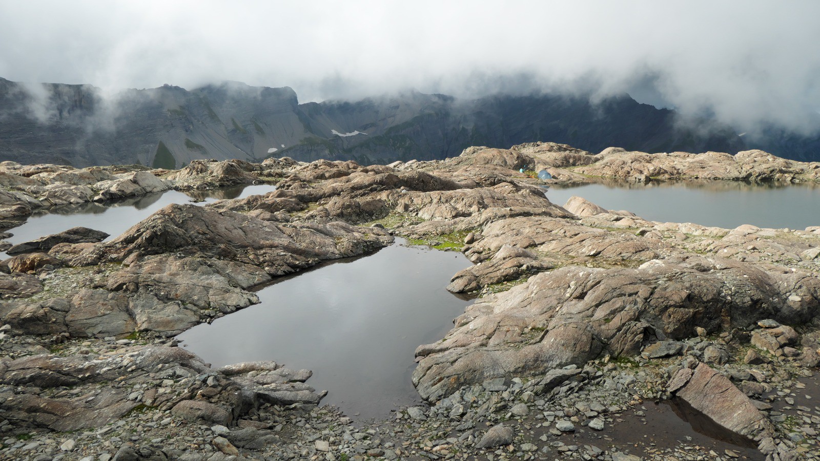 Jour 1 : bivouac perché à 2600 m, entre les roches moutonnées qui bordent de petits lacs d'altitude