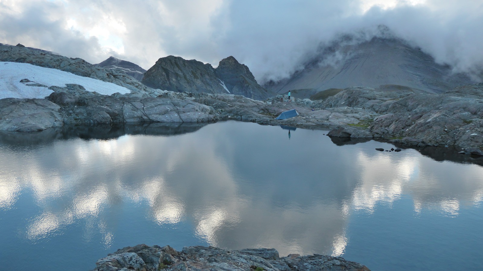 Jour 1 : perché à 2600 m, entre les roches moutonnées qui bordent de petits lacs d'altitude