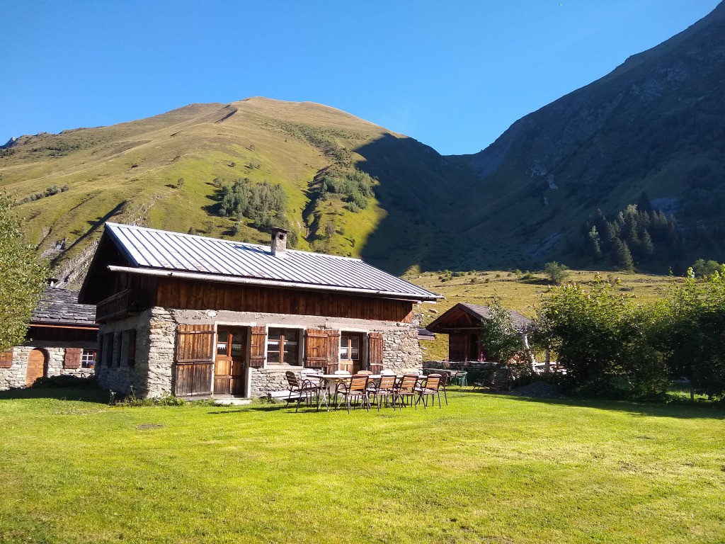 Chalets de Miage et col du Tricot derrière