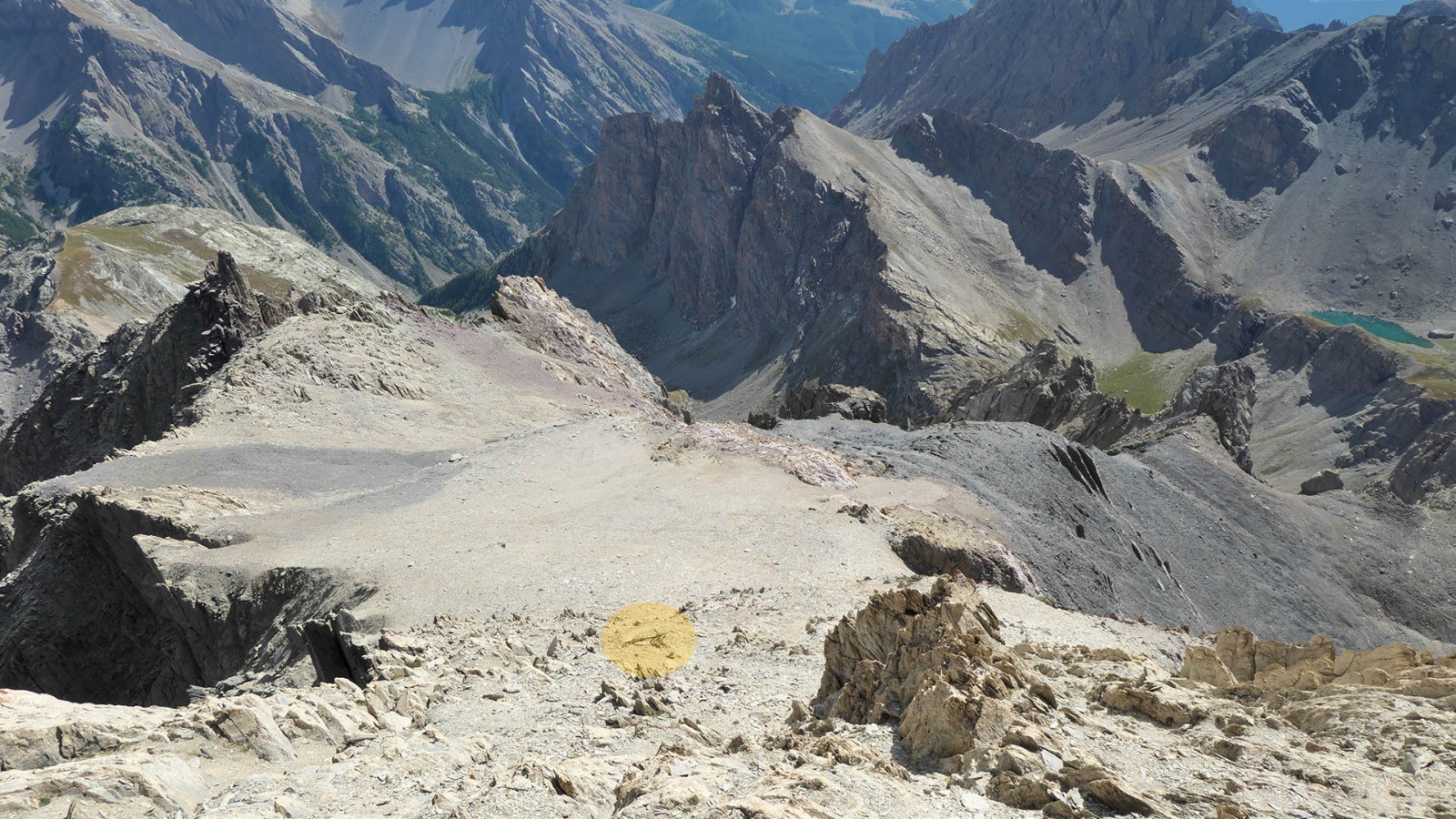 Depuis les pentes sommitales du Pic de Panestrel (en jaune, le vélo laissé à l'endroit où je vais attaquer la descente)