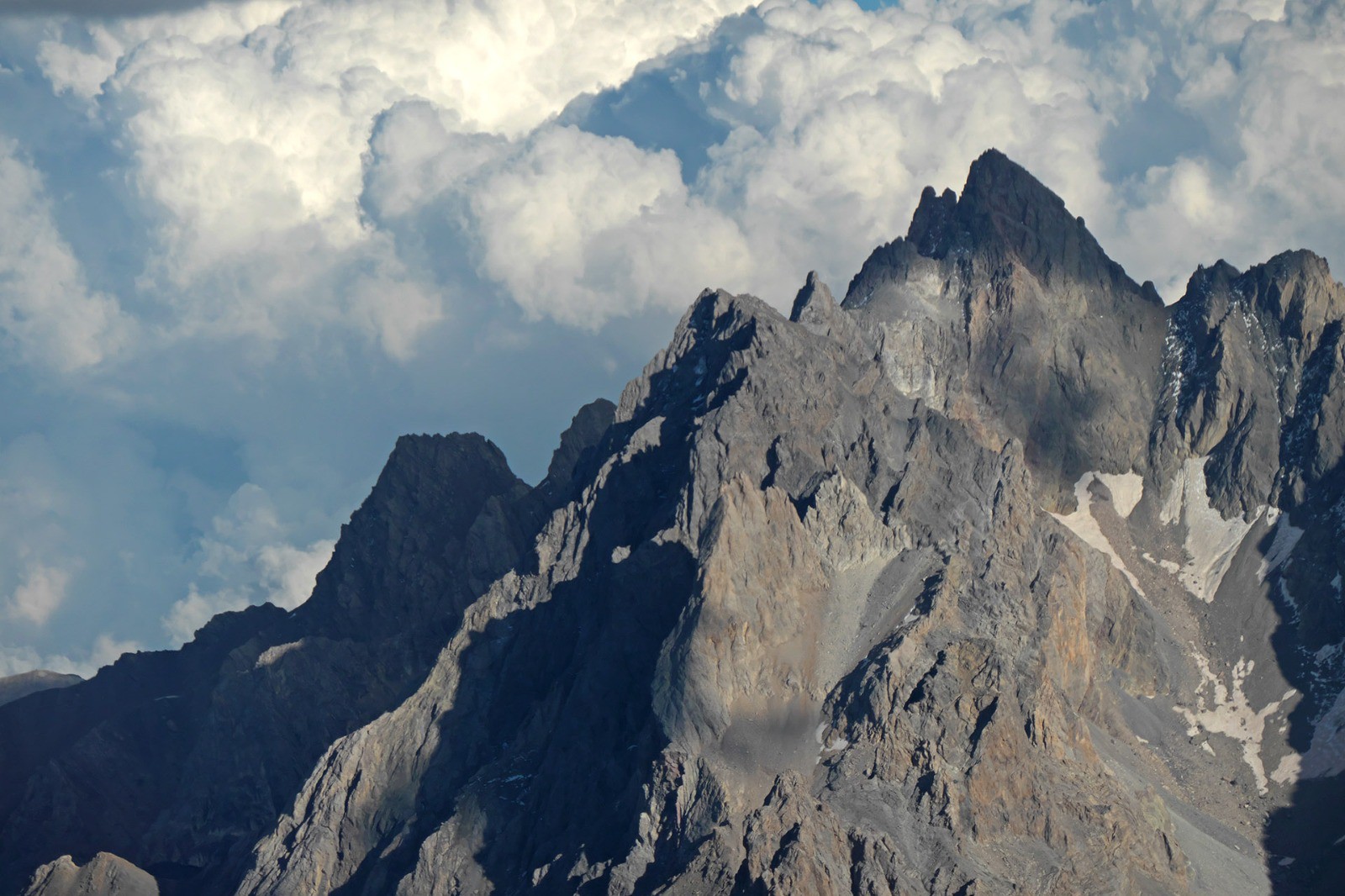 En face, les Aiguilles de Chambeyron 