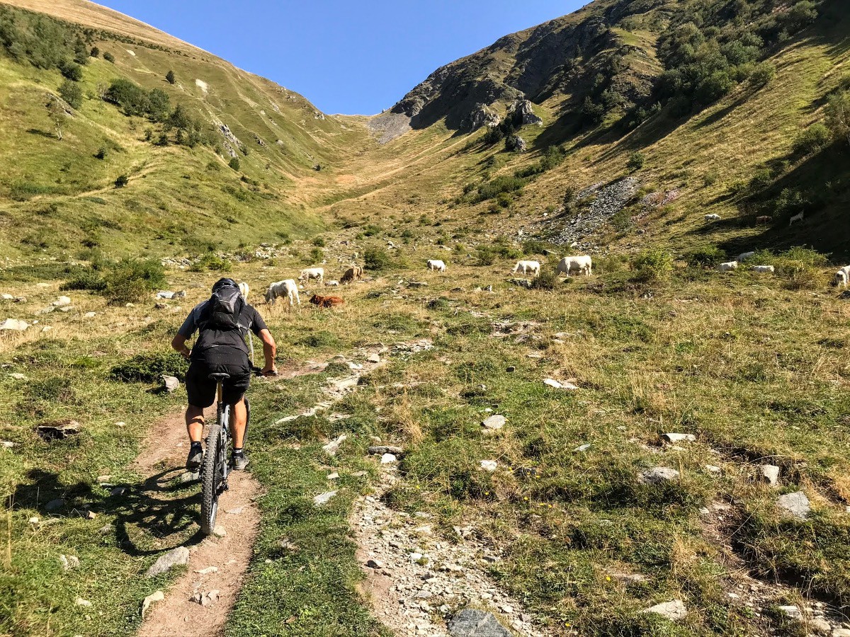 Derniers coups de pédales avant le portage