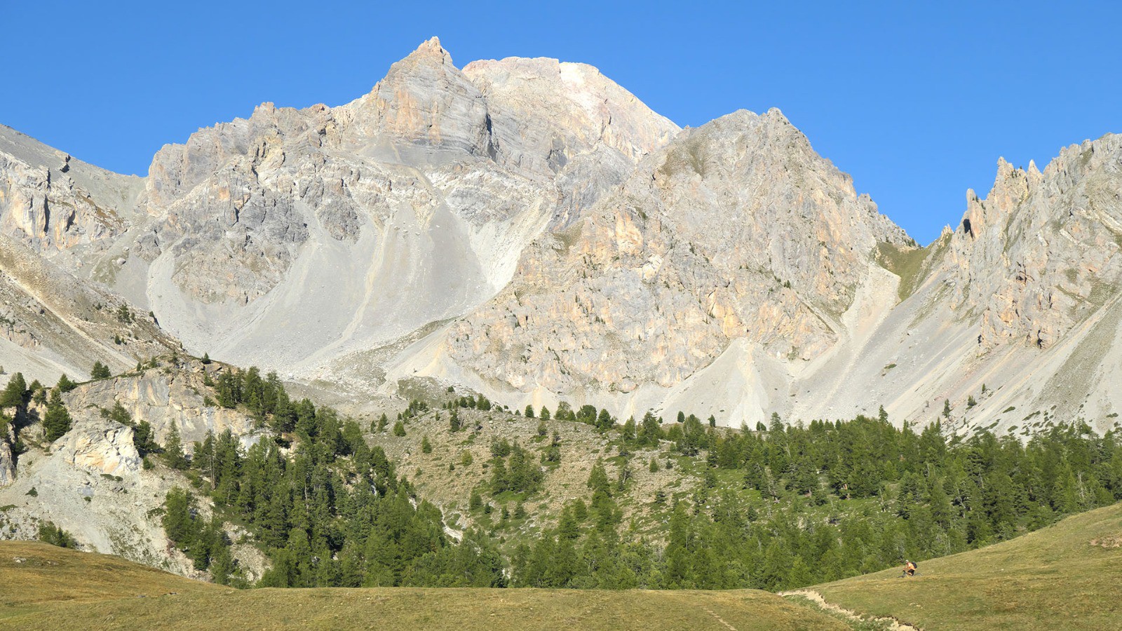 La Pointe de la Saume, versant E, et le Pas du curé en haut à gauche