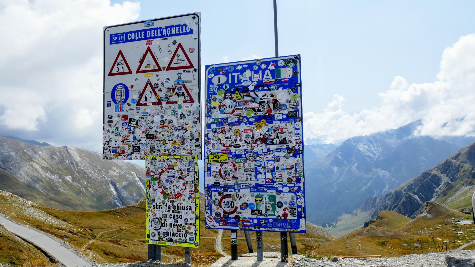 Col Agnel, les routeux s'amusent avec des autocollants :-D