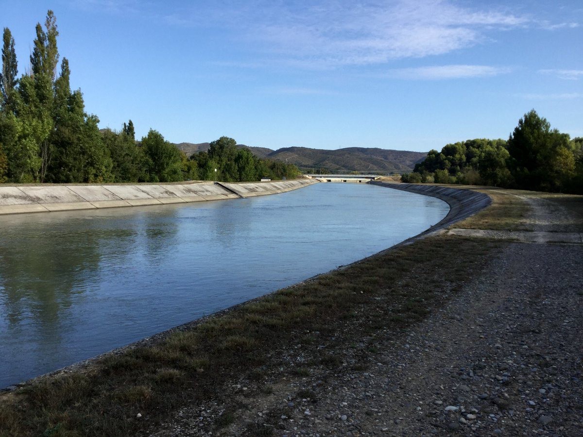 le long du canal, reposant