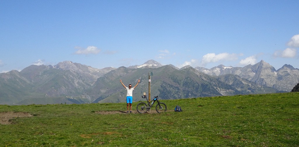 Le port de la Gelada, avec le col de Llauset à gauche que l'on franchira le lendemain (névé)