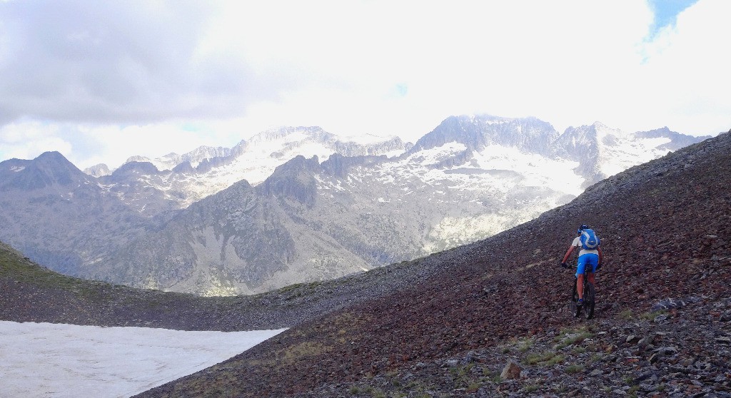 Atterrissage sur la Sierra Negrae, avec l'Aneto devant