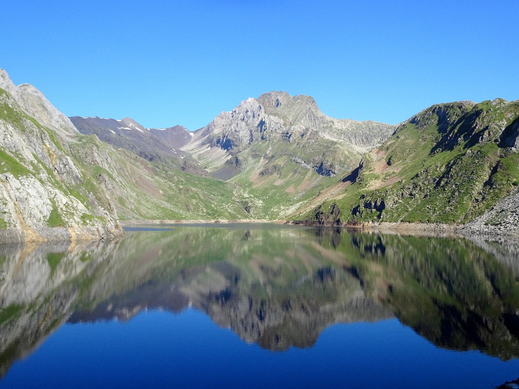 #5 Embalse de Llauset, le col à franchir est à gauche Embalse de Llauset, le col à franchir est à gauche