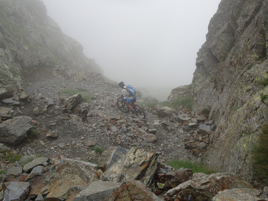 #21 Godilles dans. la brume. Chaud Godilles dans. la brume. Chaud