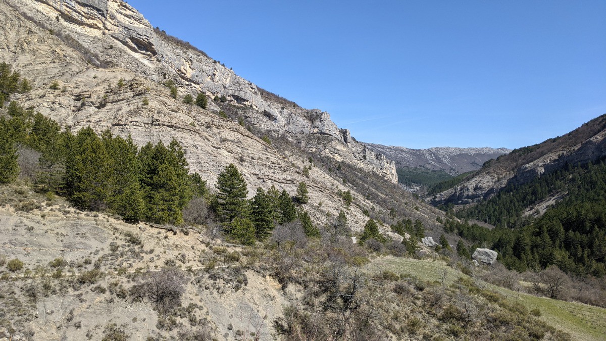 Magnifique sentier qui remonte la gorge