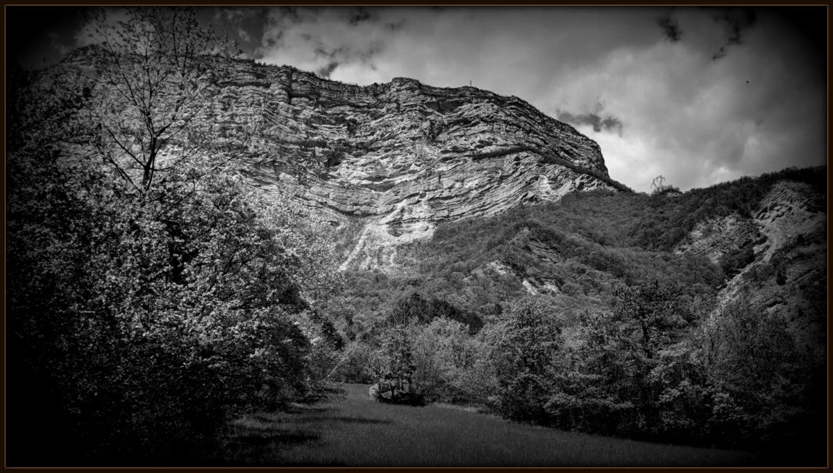 #2 le Rocher de la Bourgeoise et ses blocs prêts à descendre ! le Rocher de la Bourgeoise et ses blocs prêts à descendre !