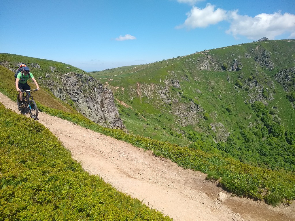 Sentier des névés et Hohneck au fond (et 3 chamois sous le sentier)