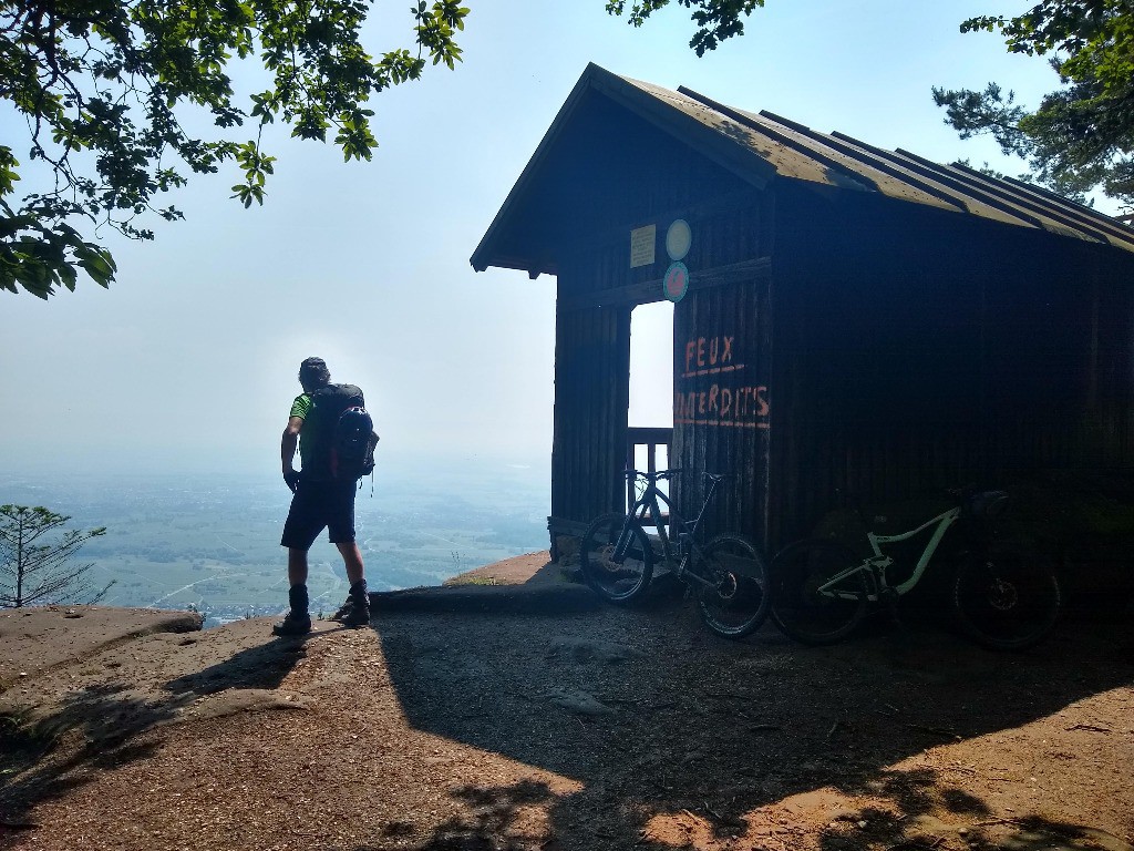 Un des nombreux abris présents dans le massif