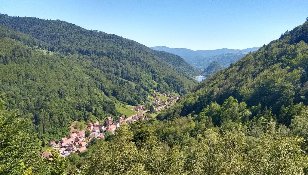 Vue sur Wildenstein et le lac de Kruth