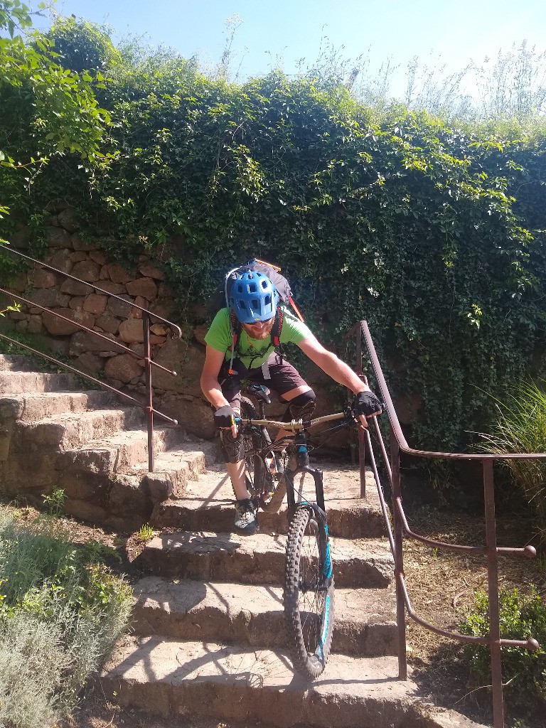 #46 Descente du château de Kaysersberg (tout en escalier : peu recommandable!) Descente du château de Kaysersberg (tout en escalier : peu recommandable!)