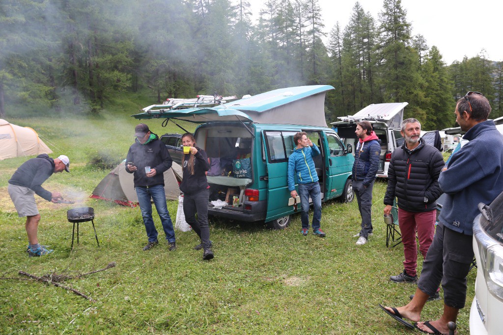 Au camping, Claudius maître du barbec ! 