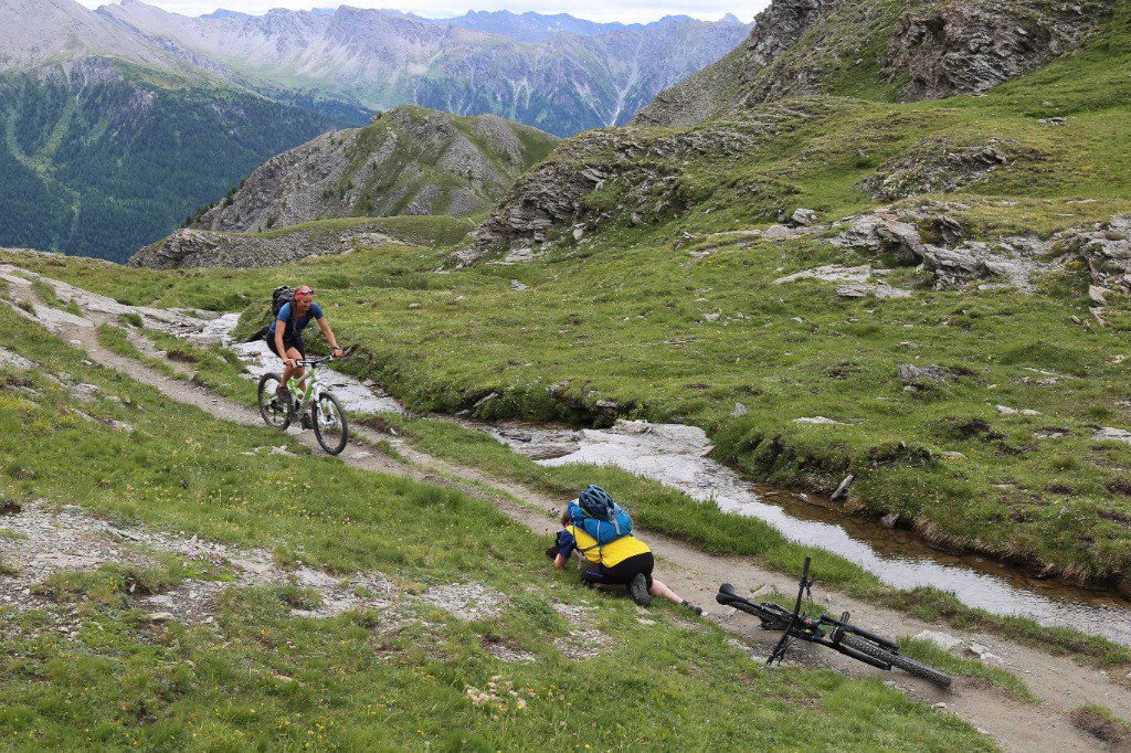 #6 Manu en train de shooter la marmotte du groupe ! ;-) Manu en train de shooter la marmotte du groupe ! ;-)