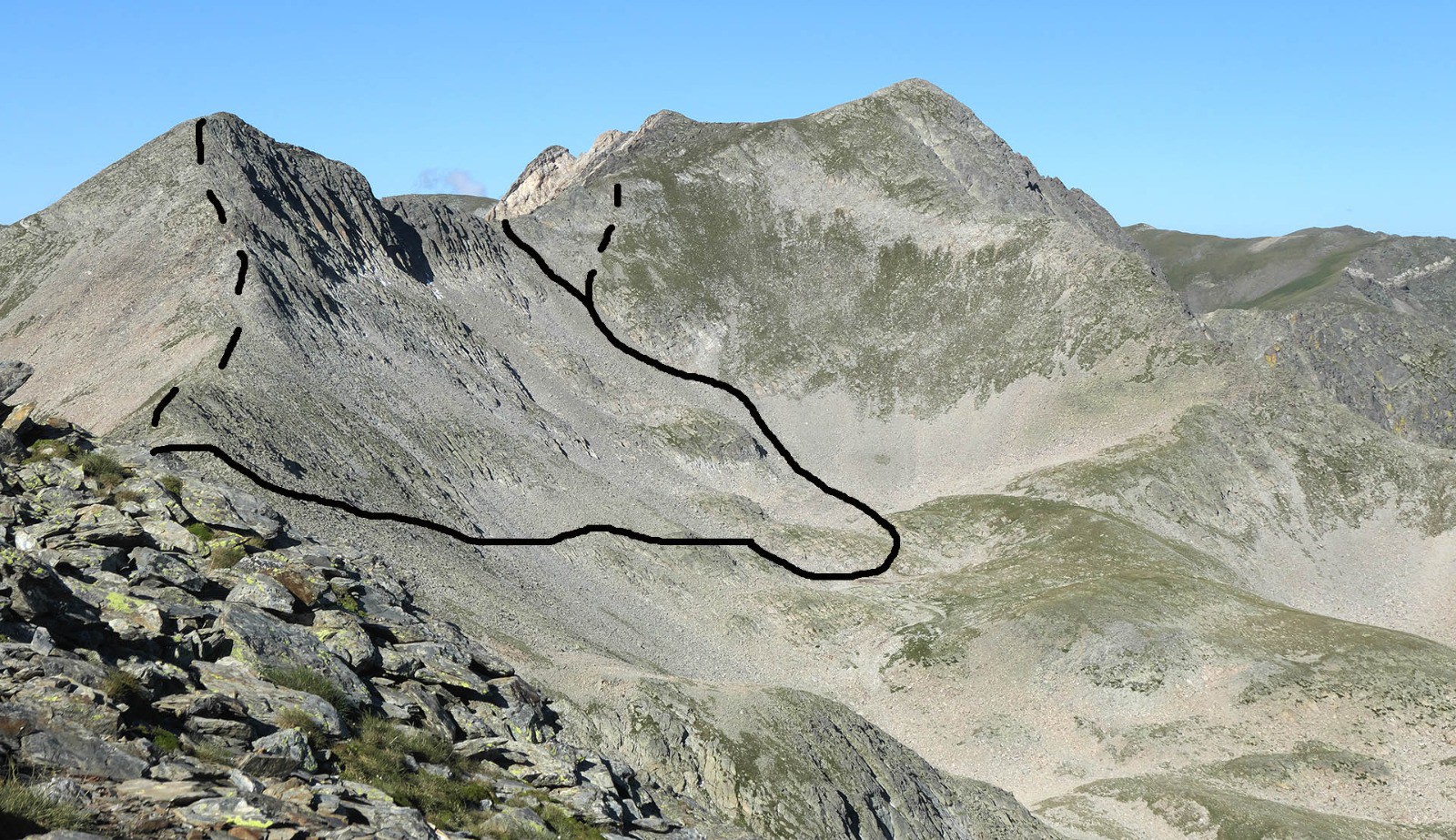 #44 J6, en trait plein, l J6, en trait plein, l'itinéraire suivi en pensant éviter le passage douteux ; à gauche sur la crête en trait discontinu, l'itinéraire classique