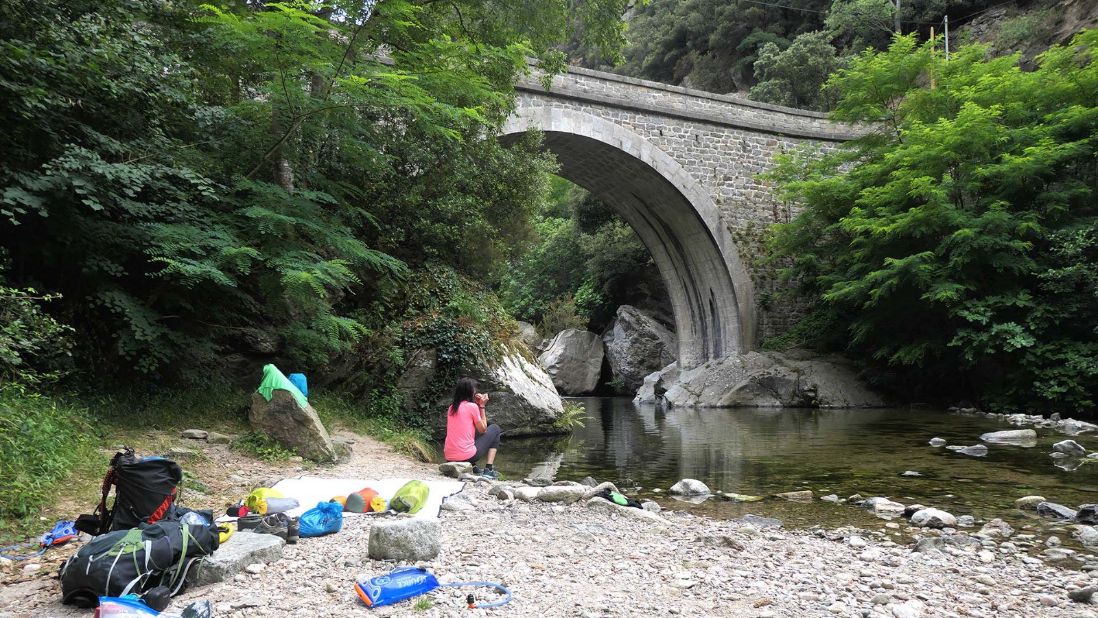 J2, bivouac au bord du torrent de Montalba