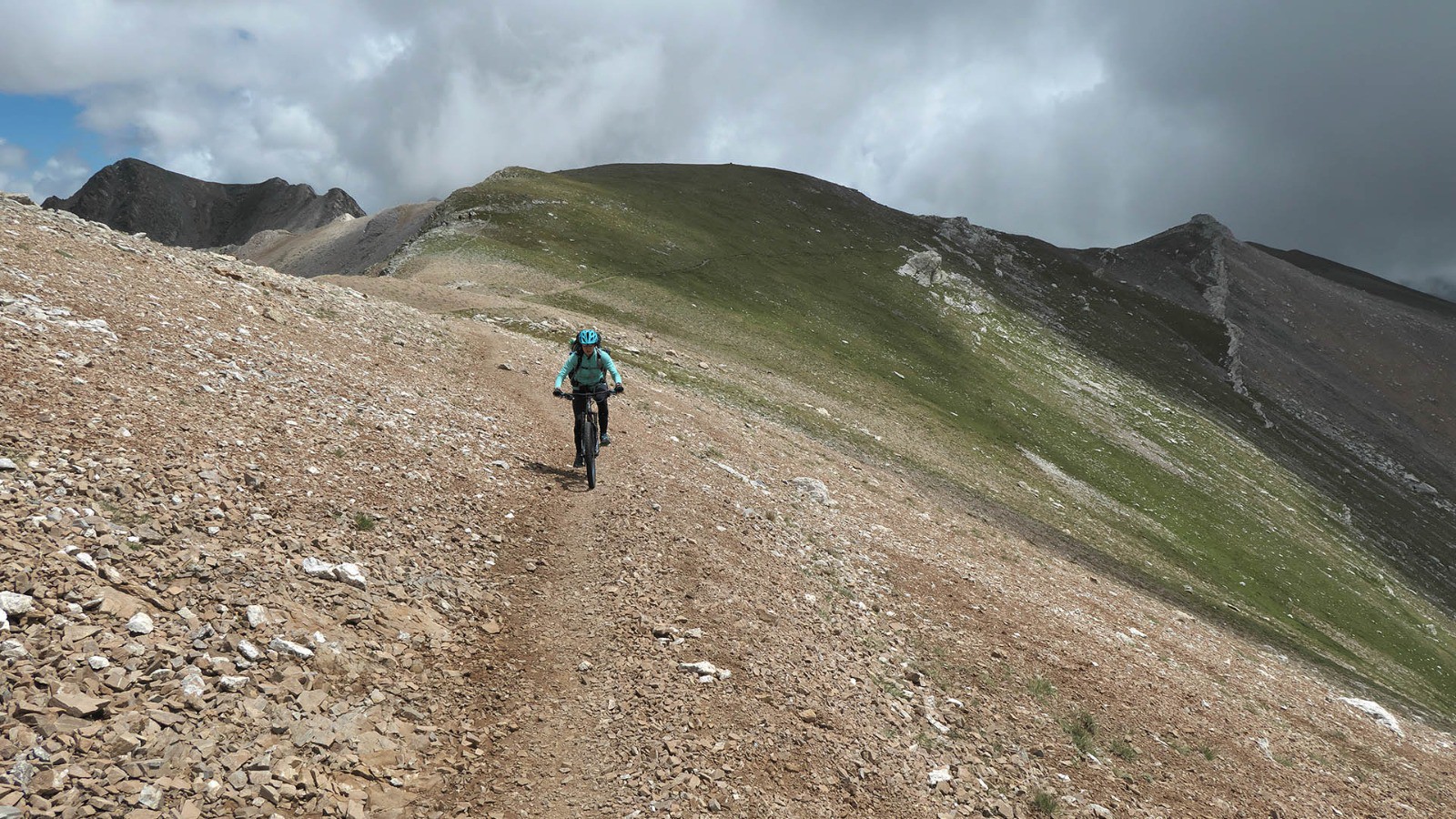 J6, beau sentier vers le Pic de la  Fossa del Gegant