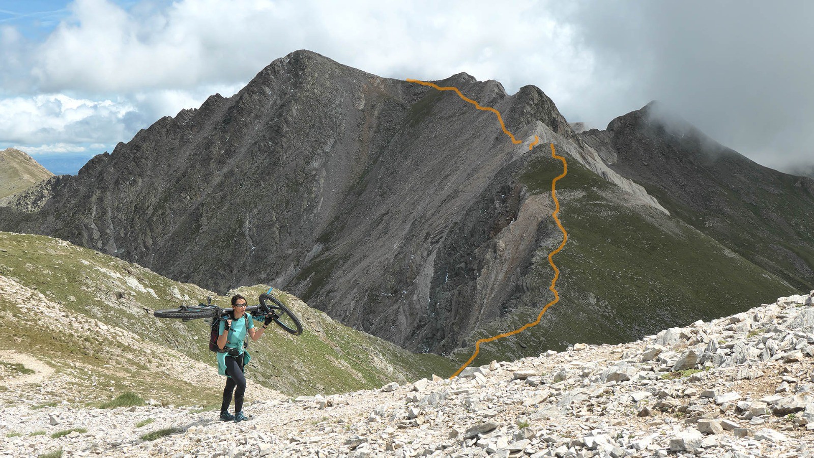 J6, en montants aux pics de la Vaca (derrière, le tracé de la descente des Gours Blancs)