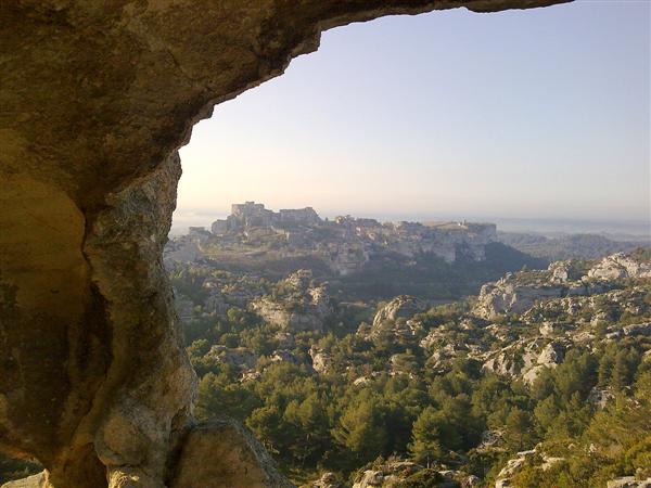 les baux  de provence : vu du rocher troué