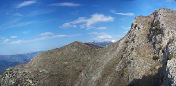 Roche Fourquin (1420 m) : Le sommet du parcours. La descente traverse cette superbe face élancée, avant de rejoindre la roche du tron.
