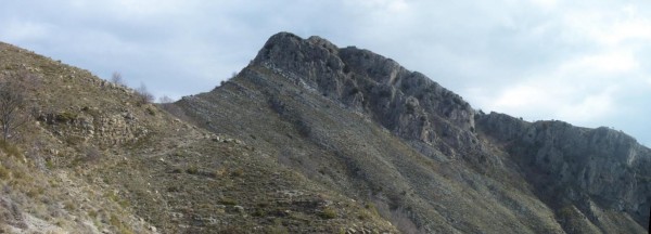 Roche Fourquin (1420 m) : On voit bien le sentier traversant qui arrive de la brèche