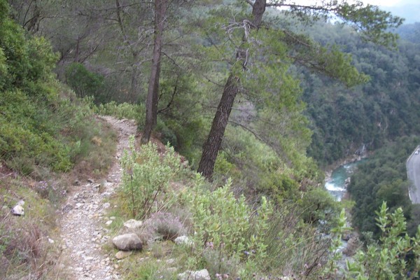 Sentier valléen : Attention à ne pas sous-estimer l'expo sur certains passages de ce sentier valléen.