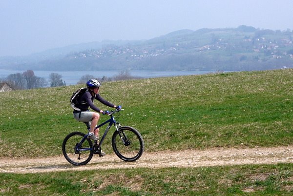 Bientôt Charavines : Une dernière montée avec vue sur le lac encore avant de basculer sur Charavines pour boucler la boucle.