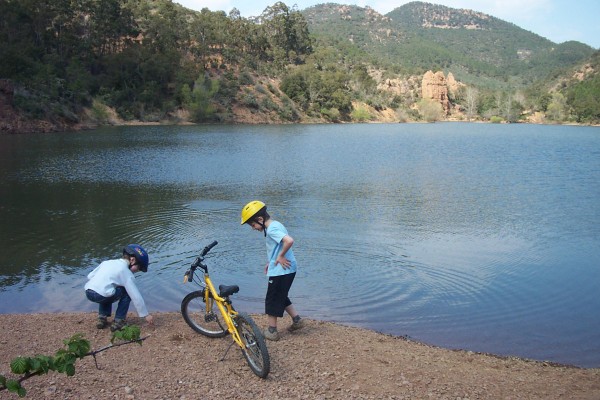 Lac de l'écureuil : Que fait-on dans un lac à 7 ans ? On lance des pierres !