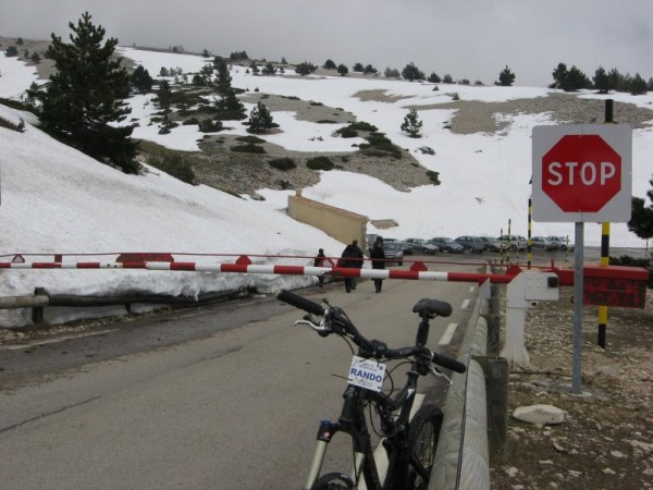 Montée sur la route : Route coupée au Chalet Reynard, quelques touristes venus faire de la luge...